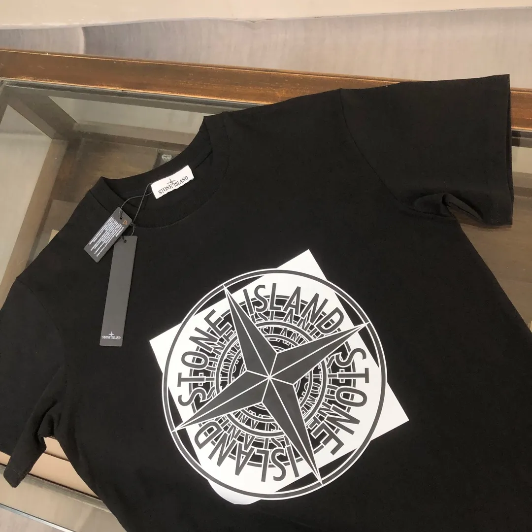 P180 Stone Island 2025 latest T-shirt, couple style ~ original order, fashionable and casual short T-shirt, specially made of customized cotton fabric ~ 100% cotton T-shirt ~ pre-washed to prevent deformation and shrinkage problem, more comfortable and breathable on the body ~ all available from stock ~ unique design style, trendy must-have item, complete with three standards 👍 Color: black/white/coffee Size: S M L XL (larger version Please state your height and weight when placing an order)